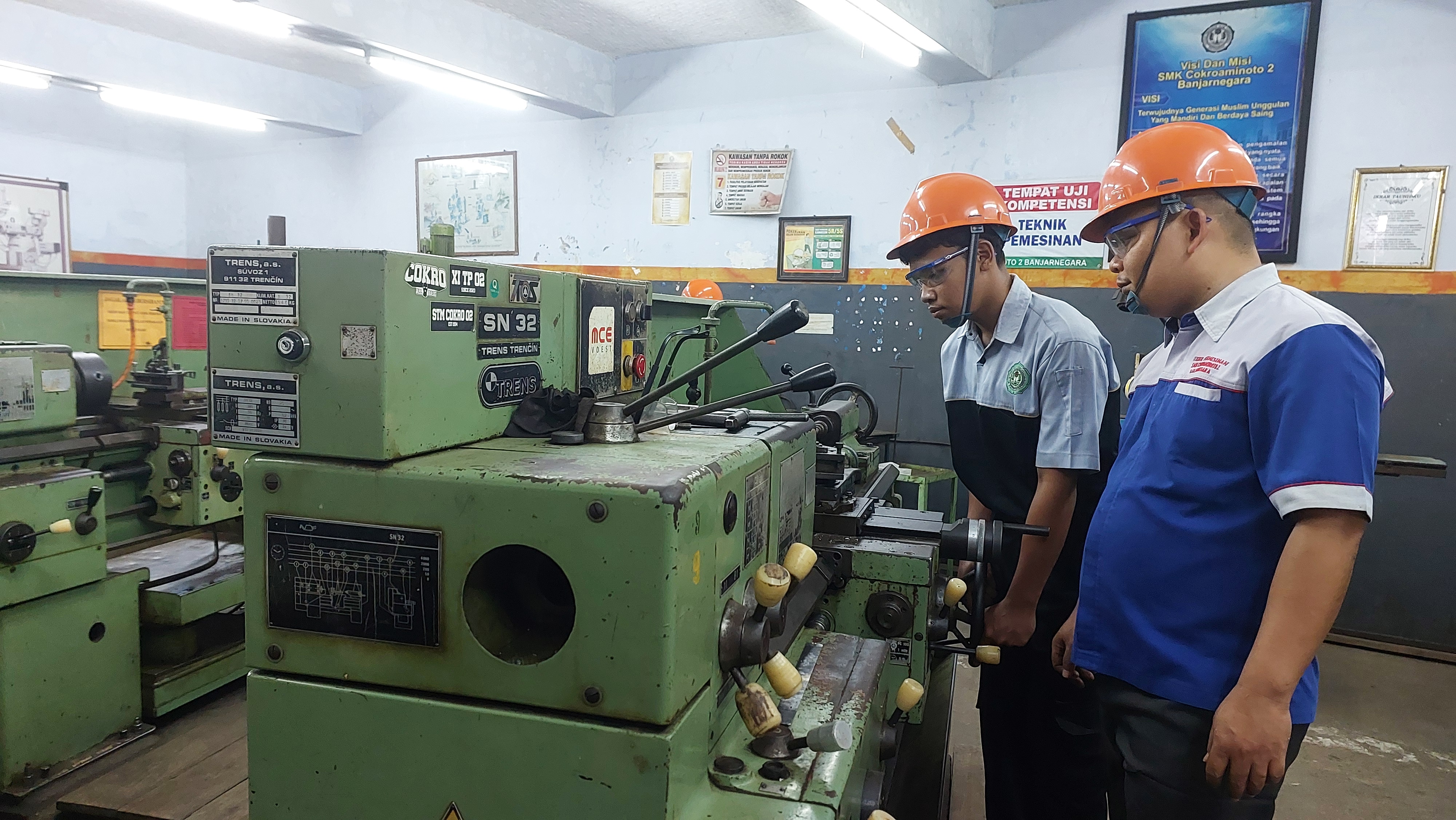 Siswa Praktik Membubut